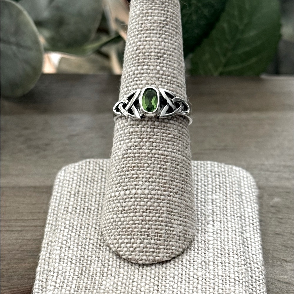 NWT 925 Sterling Silver and Peridot Ring with Celtic Design! Sizes 6-10 - Picture 5 of 5